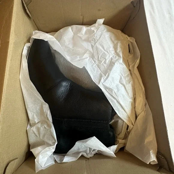 Women's Clarks Ellanie Vibe BootBlack Leather‎ Size9.5 $140 Retail NIB
